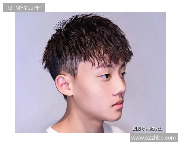 戴发夹的足球明星展现独特风格与个性魅力的运动之旅